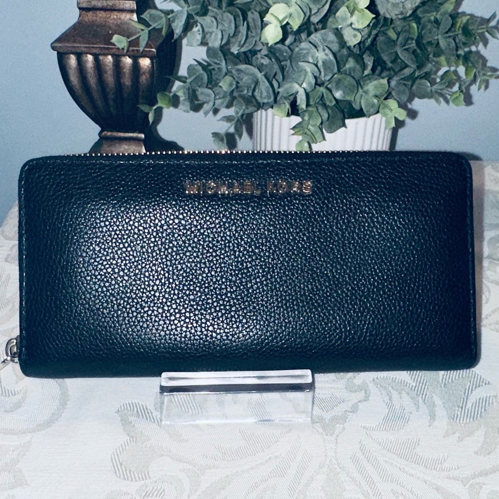 Michael Kors Jet Set Travel Continental Zip-Around Wallet - Black - Like NEW - Picture 1 of 7